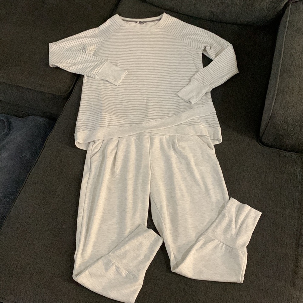 NWOT Danskin Super Soft Light Heathered Grey Sweat Set Size Medium!
